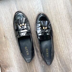 Raid SIGNATURE LOAFERS FOR WOMEN. Round toe. Flat. Tassel detail. Black. US 7